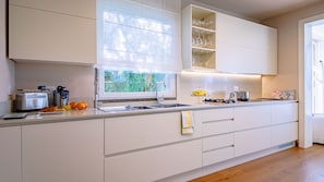 Réfrigérateur, four à micro-ondes, un four, surface de cuisson