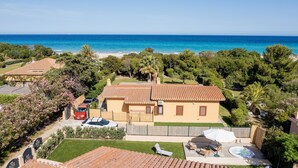 Une villa de style méditerranéen dotée d’une piscine, d’un jardin et offrant une vue sur l’océan.
