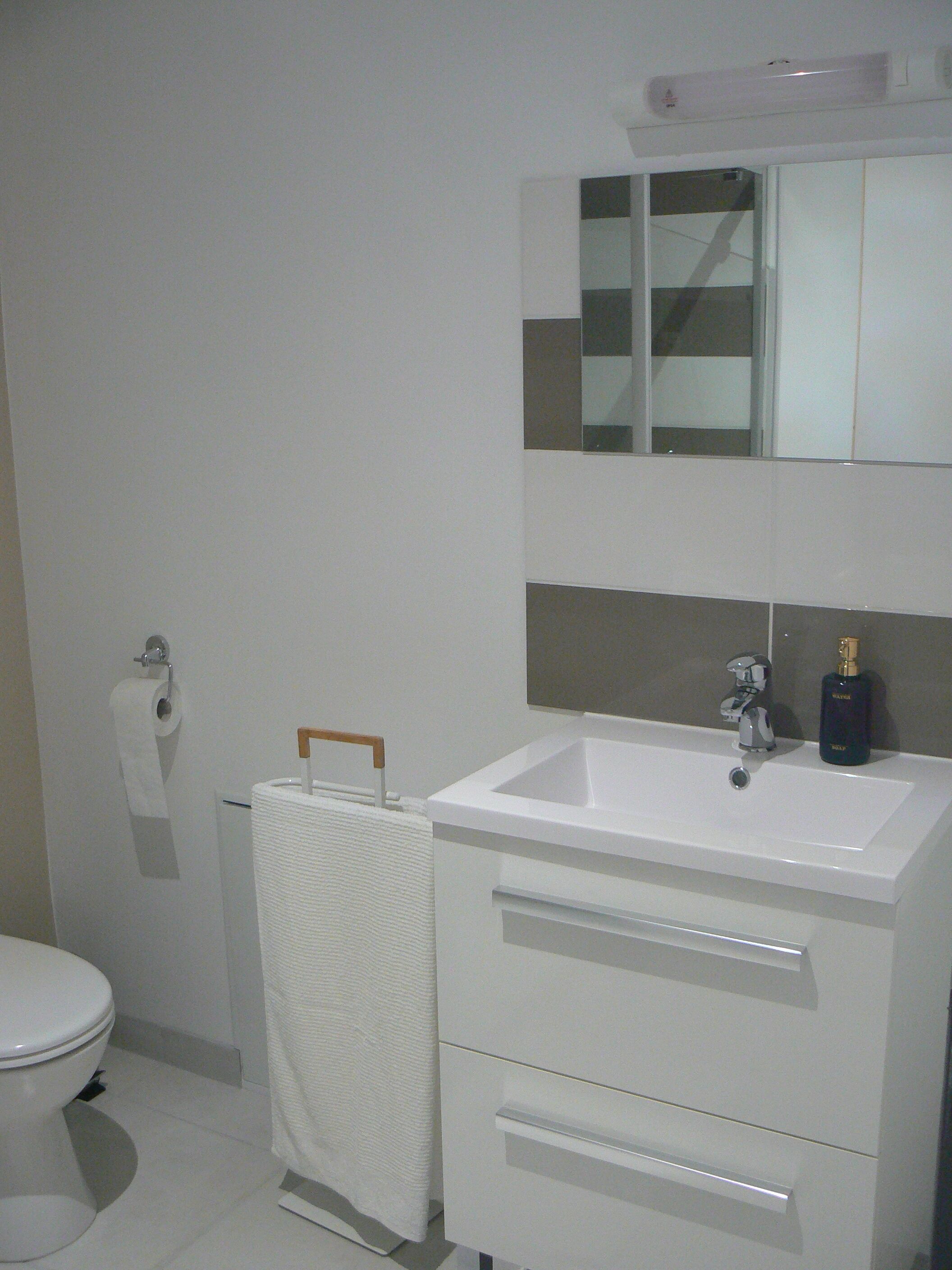 Een douche, een haardroger, handdoeken, zeep