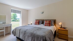 4 bedrooms, iron/ironing board, travel crib, free WiFi - Hill View Rise - sleeps 8 guests  in 4 bedrooms (Weston Subedge)
