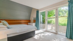 3 bedrooms, iron/ironing board, travel cot, free WiFi