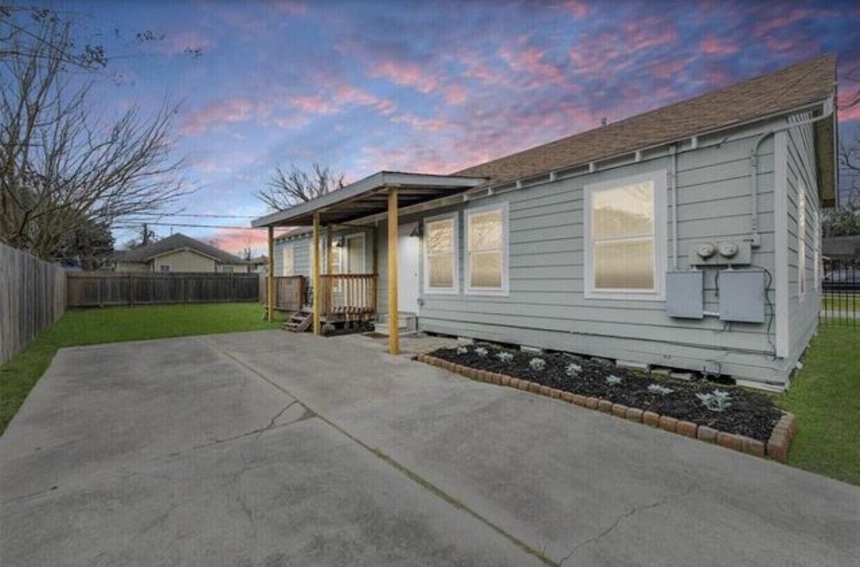 LA CASITA-Gated-PrivateParking-Minutes to DTown-<br>Fast WiFi-Comfy-Beds