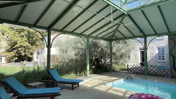 Alberca al aire libre y alberca climatizada