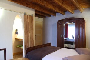 5 bedrooms, iron/ironing board, free WiFi, bed sheets - Gite for 15 people (Saint-Exupéry-les-Roches)