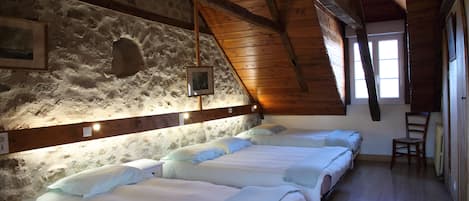 5 bedrooms, iron/ironing board, free WiFi, bed sheets