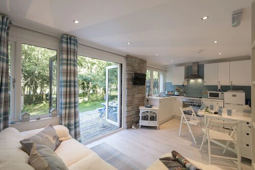 WOODLAND RETREAT - Summer school holiday dates still available. 