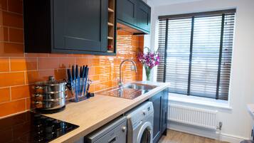 Fridge, microwave, stovetop, dishwasher