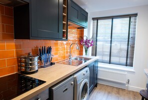 Kühlschrank, Mikrowelle, Herdplatte, Geschirrspüler