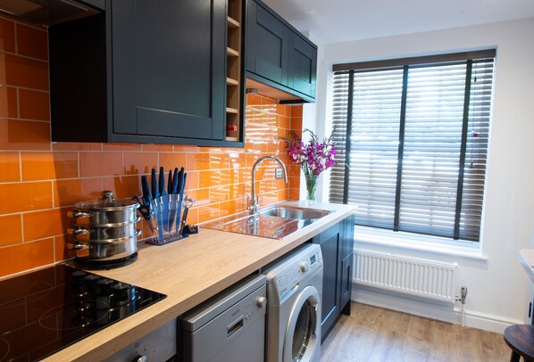 ثلاجة، ميكروويف، موقد طهي مسطح، غسالة أطباق