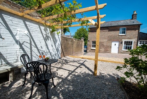 Southgate Coach House - attractively furnished cottage for two.