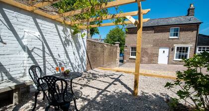 Southgate Coach House - attractively furnished cottage for two.