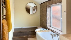 Standaard tweepersoonskamer, gemeenschappelijke badkamer, uitzicht op de stad | Badkamer | Handdoeken