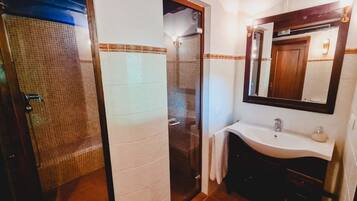 Dusche, Haartrockner, Handtücher, Seife