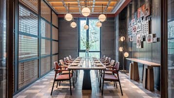 2 restaurants, breakfast, lunch, dinner served; Asian cuisine