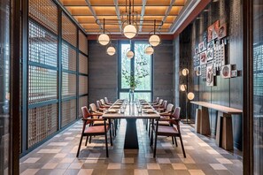 2 restaurants; breakfast, lunch and dinner served  - The Westin Nanjing Resort & Spa (Nanjing)