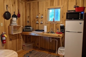 Kylskåp, mikrovågsugn, kaffe- och tebryggare och grytor/köksredskap