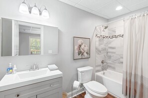 Duschwanne, Haartrockner, Handtücher, Toilettenpapier