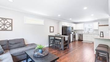 TV connectée, livres, espaces bureaux