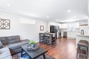 TV connectée, livres, espaces bureaux