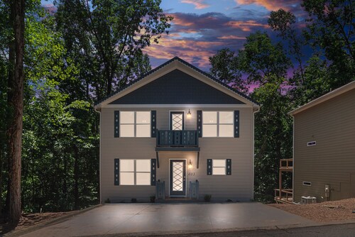 ★ Peaceful Retreat with Hot Tub, Video Games, + Grill in Downtown Helen ★