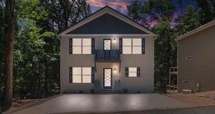 ★ Peaceful Retreat with Hot Tub, Video Games, + Grill in Downtown Helen ★