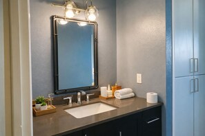 Hair dryer, towels - Private desert retreat on ½ acre with mountain views — stargaze from the fire pit or optional hot tub, relax in hammocks, and enjoy modern comforts just 15–20 minutes from Joshua Tree National Park. (Yucca Valley)