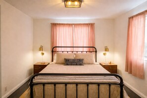 3 bedrooms, desk, iron/ironing board, WiFi - Private desert retreat on ½ acre with mountain views — stargaze from the fire pit or optional hot tub, relax in hammocks, and enjoy modern comforts just 15–20 minutes from Joshua Tree National Park. (Yucca Valley)
