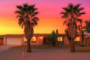Exterior - Private desert retreat on ½ acre with mountain views — stargaze from the fire pit or optional hot tub, relax in hammocks, and enjoy modern comforts just 15–20 minutes from Joshua Tree National Park. (Yucca Valley)