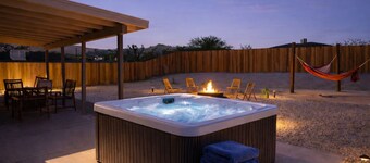 Private desert retreat on ½ acre with mountain views — stargaze from the fire pit or optional hot tub, relax in hammocks, and enjoy modern comforts just 15–20 minutes from Joshua Tree National Park.