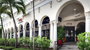 Un bâtiment doté de nombreuses arcades et de colonnes, une enseigne indiquant le nom « Echo » et le numéro « 230 » au-dessus de l’entrée.