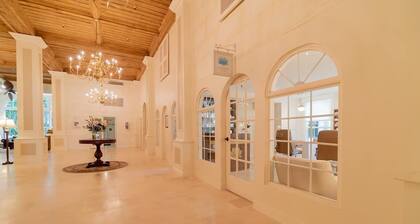 Tiny Rustic Studio in Palm Beach Island by Breakers Hotel