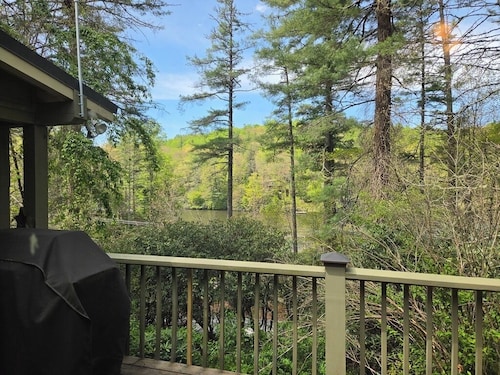 Acorn Cabin: Mountain Cottage with Private Deck | Peek at Lake Sequoyah
