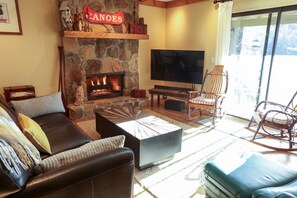 Smart TV, fireplace - Acorn Cabin - Close to Town (Highlands)