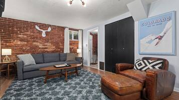 Smart-TV, Bücher, Stereoanlage