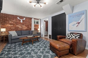 Smart TV, books, stereo - Relax at a Cozy Garden Apt in Leafy Cheesman Park (Denver)