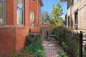 Outdoor dining - Relax at a Cozy Garden Apt in Leafy Cheesman Park (Denver)