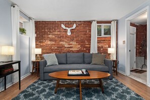 Smart TV, books, stereo - Relax at a Cozy Garden Apt in Leafy Cheesman Park (Denver)