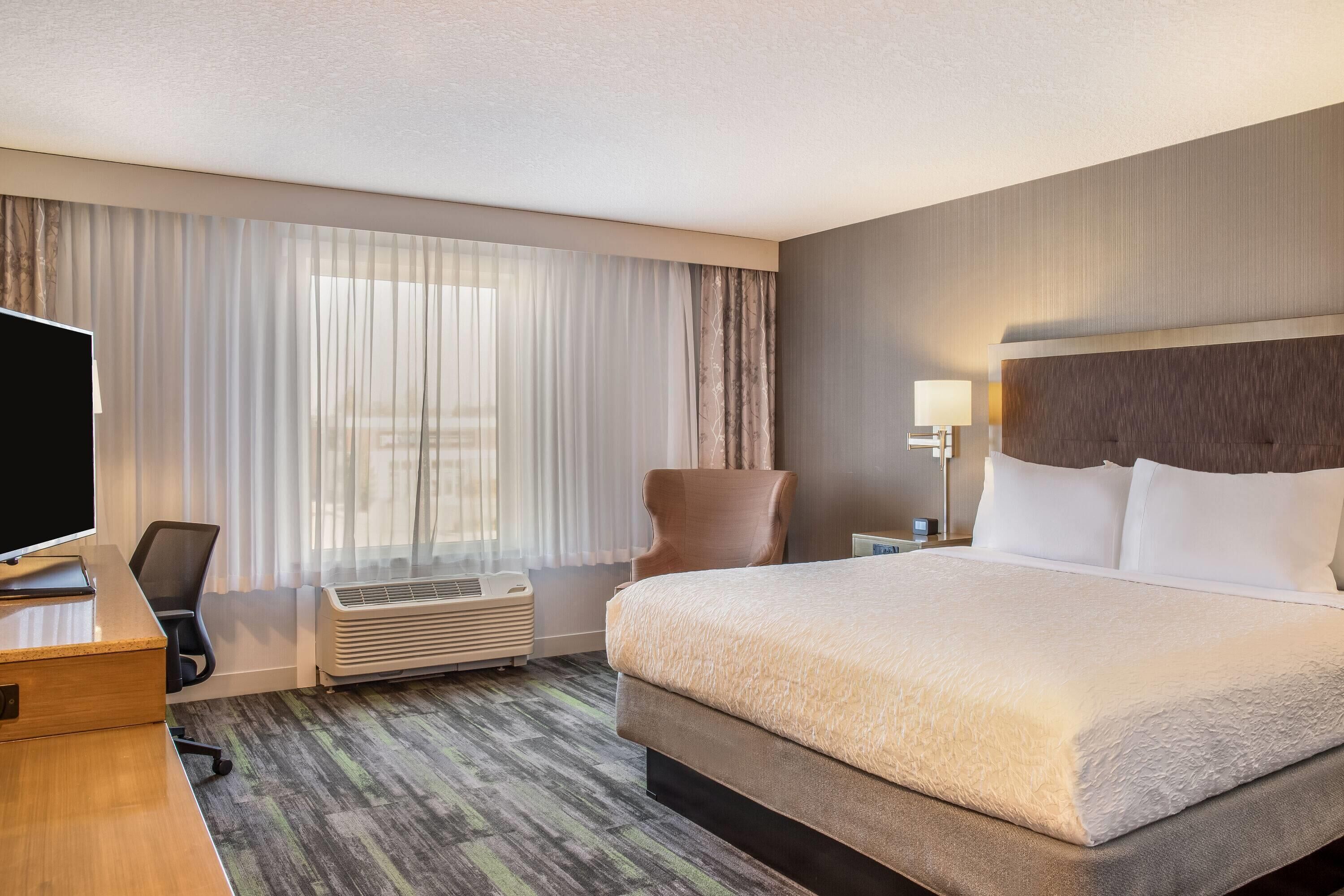 Room, 1 King Bed, Accessible, Non Smoking (Mobility/hearing, Roll-in Shower) | Free WiFi, bed sheets