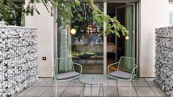 Zimmer (Bassline) | Hochwertige Bettwaren, Daunenbettdecken, VerdunkelungsvorhÀnge