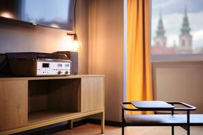 Premium bedding, down comforters, blackout drapes, soundproofing - Jaz in the City Vienna (Vienna)