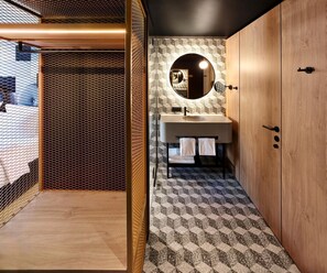 In-Tune Hanging Chair Room | Salle de bain | Séchoir à cheveux, peignoirs, serviettes fournies, savon