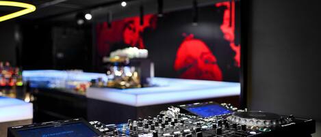 Una mesa de mezclas de DJ con una pantalla que muestra 'reverbbox' y 'Google'.