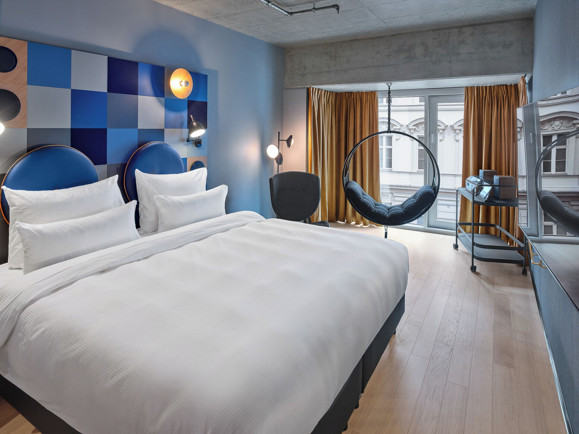 In-Tune Hanging Chair Room | Sängtillbehör av högsta kvalitet, duntäcken och mörkläggningsgardiner