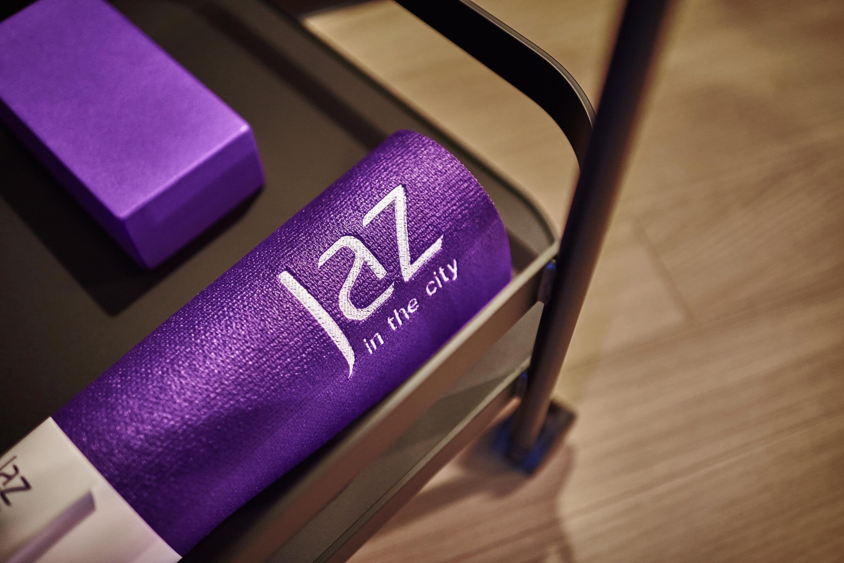 Um objeto roxo com os dizeres 'LAZ' e 'na cidade' em uma superfície metálica.