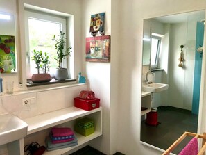 Dusche, Haartrockner, HandtĂŒcher, Seife