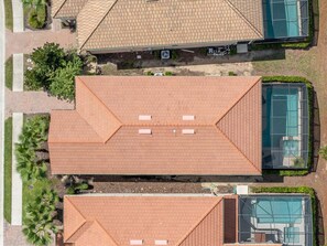 Una azotea con piscina, un patio techado y un jardín.
