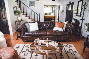 Smart TV, fireplace, books, music library