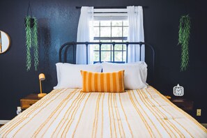 6 quartos, escrivaninha, ferros/tábuas de passar roupa, berço de viagem