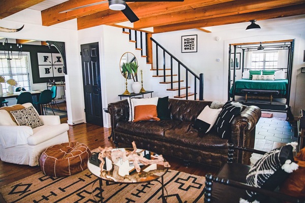 Smart TV, fireplace, books, music library