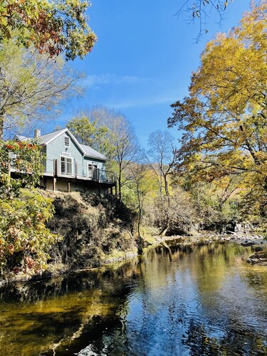 Peaceful Creek View Cottage~Walk to town & AT~Pet Friendly~Relax on the Porch